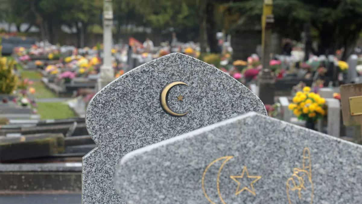 Tombeau avec symbole islamique dans un cimetière en France.