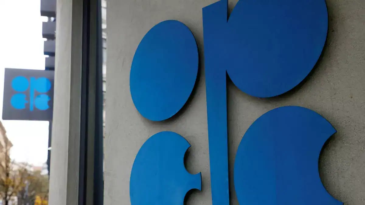Logo de l'OPEP+ en bleu sur un mur en béton.