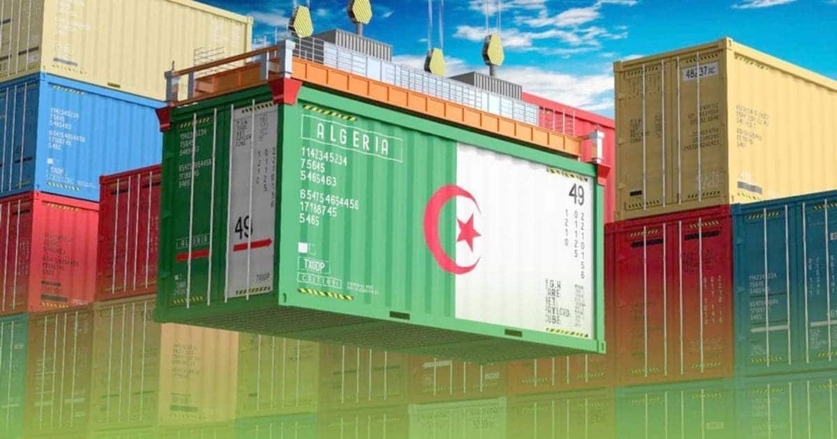 Conteneur vert avec drapeau algérien dans un port.