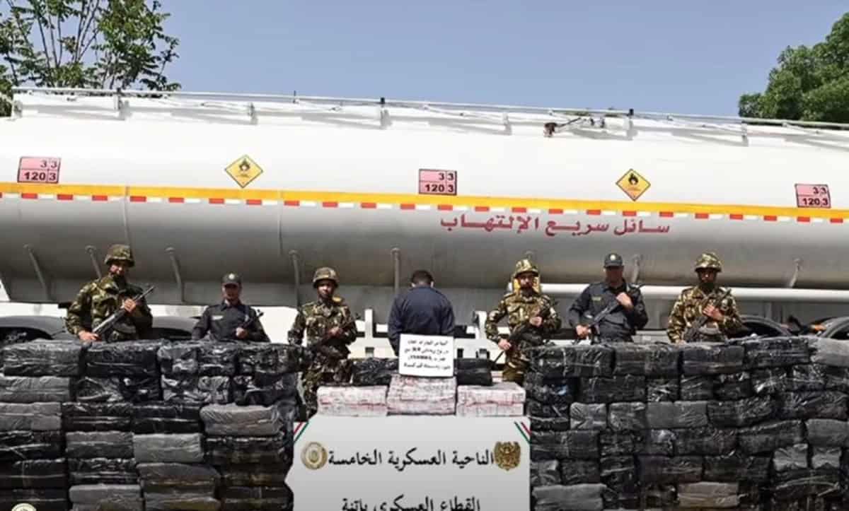Forces de sécurité algériennes lors d'une saisie de drogues.