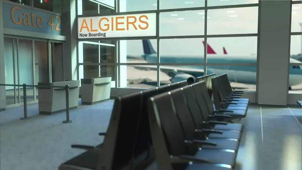 Salle d'attente à l'aéroport d'Alger avec vue sur les avions.