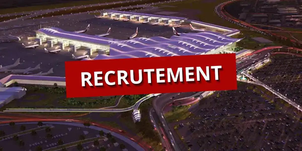 Aéroport d'Alger en nuit avec panneau recrutement lumineux.
