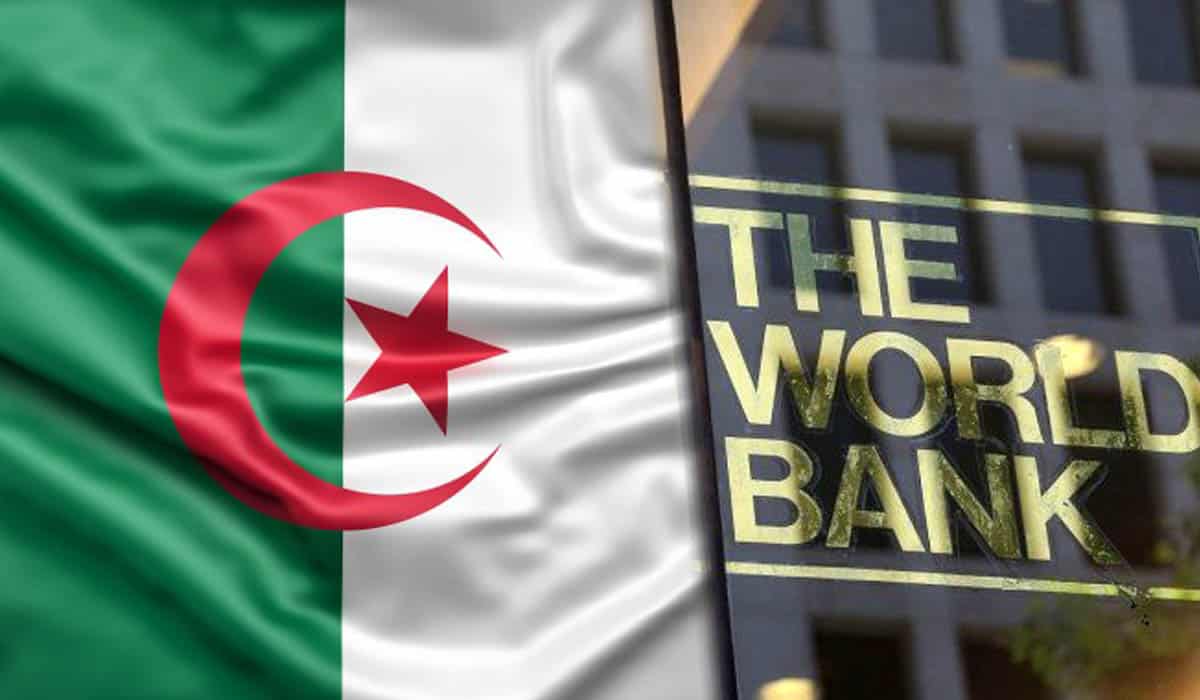 Drapeau algérien à côté du logo de la Banque mondiale.