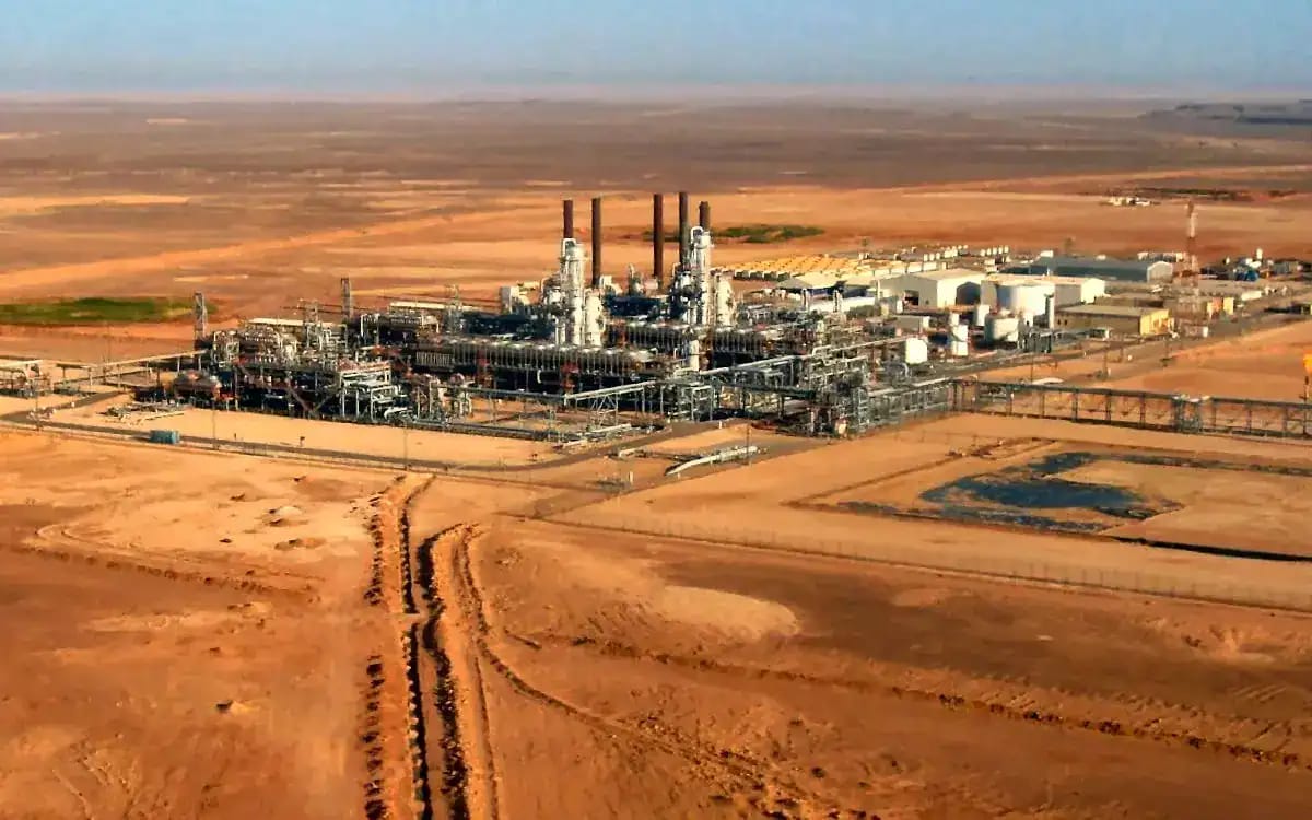 Site industriel pétrolier dans le désert algérien.