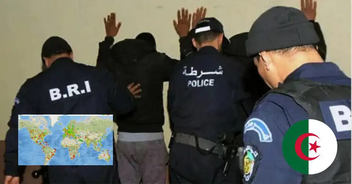 Policiers algériens arrêtant un suspect lors d'une opération anti-criminalité.