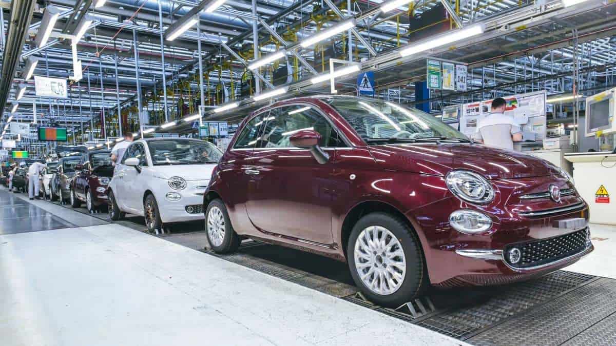 Voiture Fiat 500 rouge dans une usine de fabrication automobile.