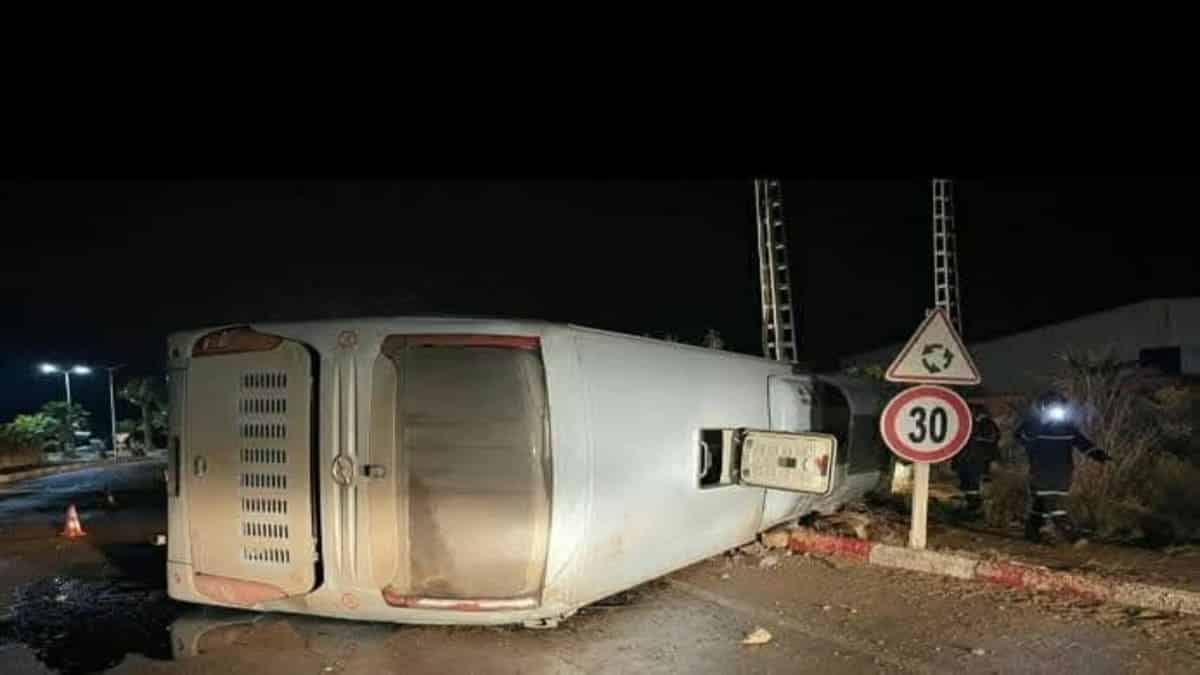 Bus renversé sur le côté lors d'un accident nocturne en Algérie.
