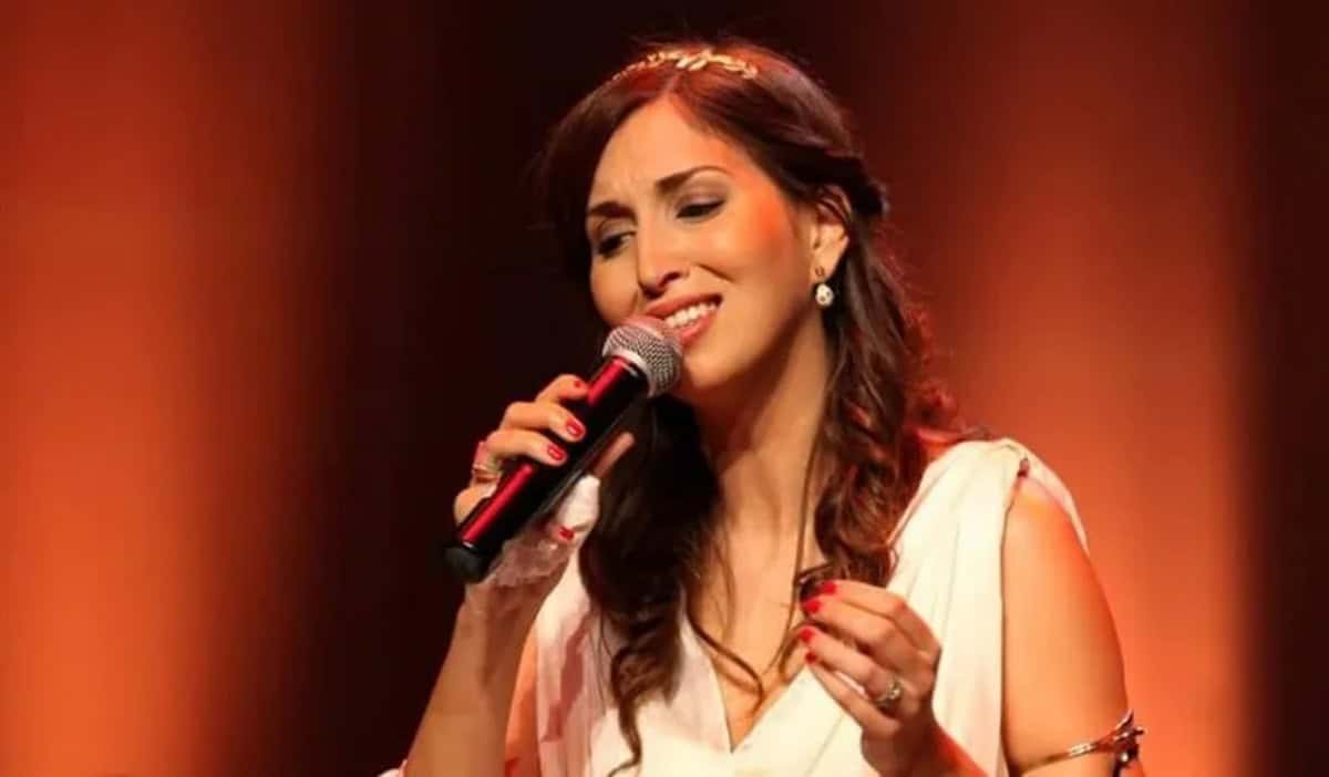 Lamia Aït Amara chante avec passion sur scène.