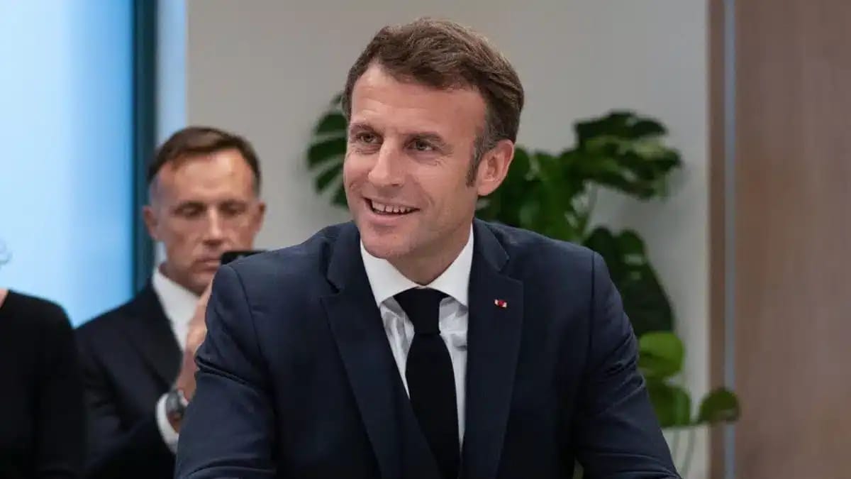 Emmanuel Macron souriant lors d'une rencontre officielle.