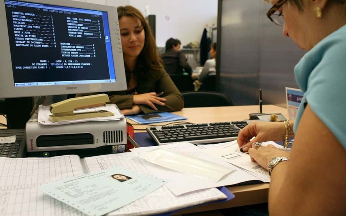 Agents en préfecture traitant des demandes de titres de séjour.