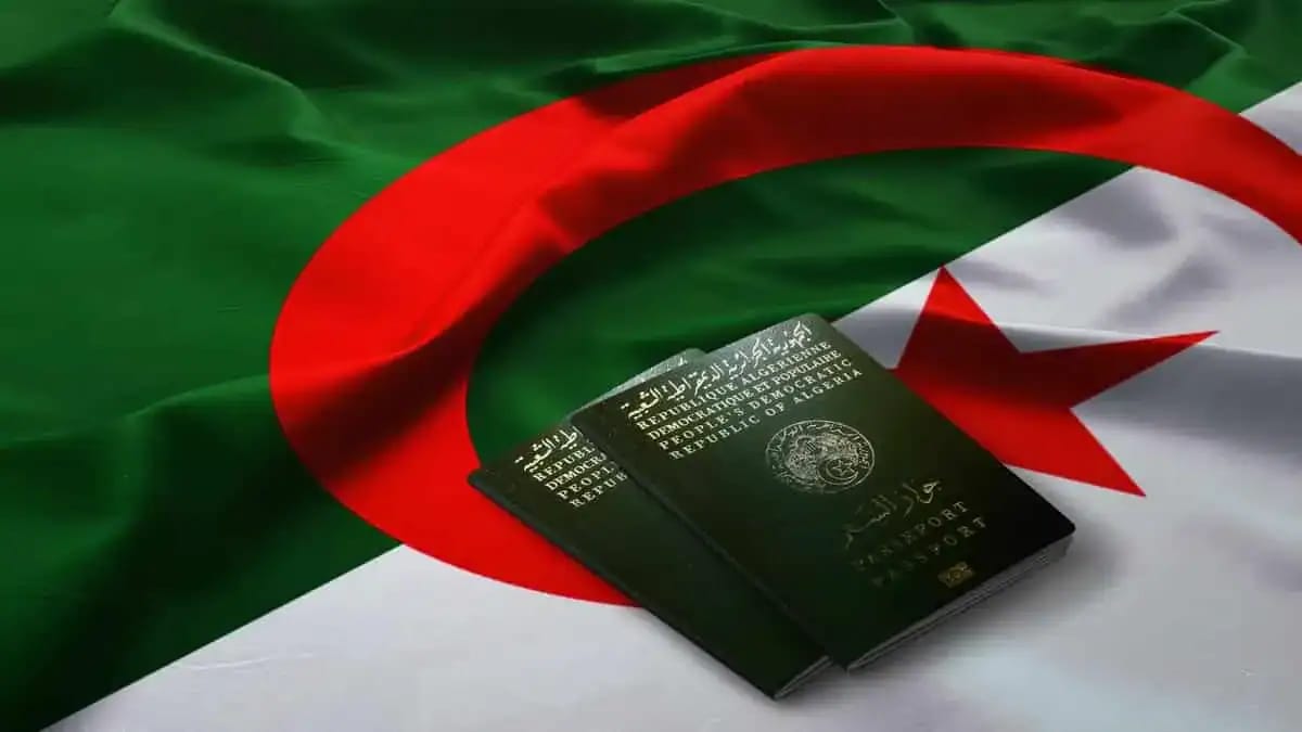 Passeport algérien sur drapeau national.