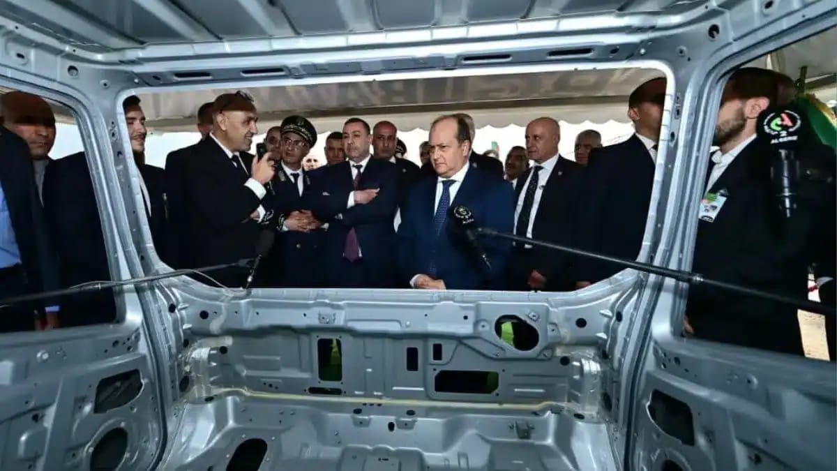 Groupe de dirigeants visitant une nouvelle usine d'emboutissage en Algérie.