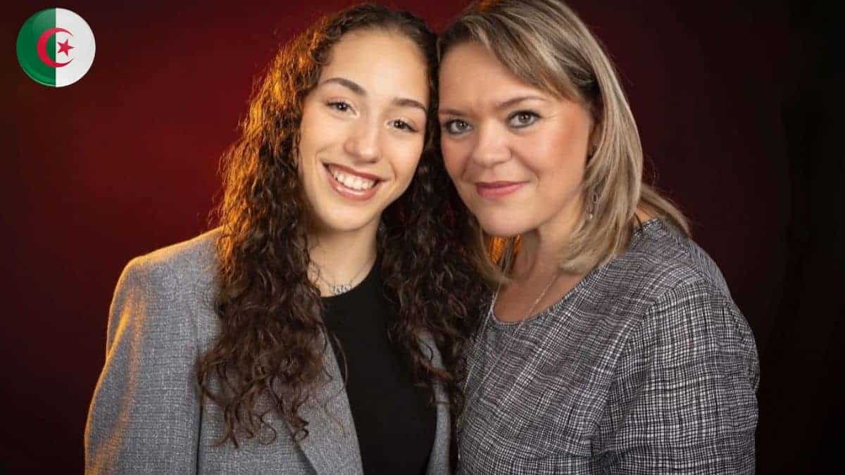 Algérie : la colère de la famille Aït Nouri, un communiqué imminent Stéphanie Nemour avec une jeune femme, sourire et proximité.
