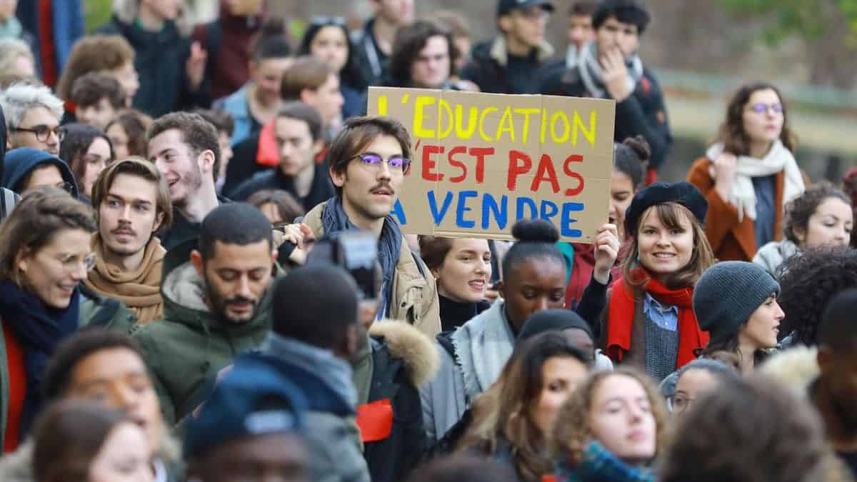 Étudiants manifestant pour l'éducation gratuite et accessible.