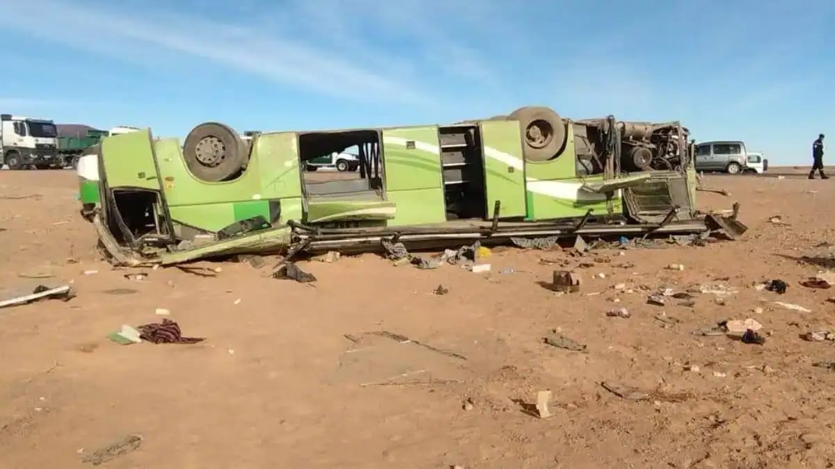 Bus renversé après un accident en Algérie.