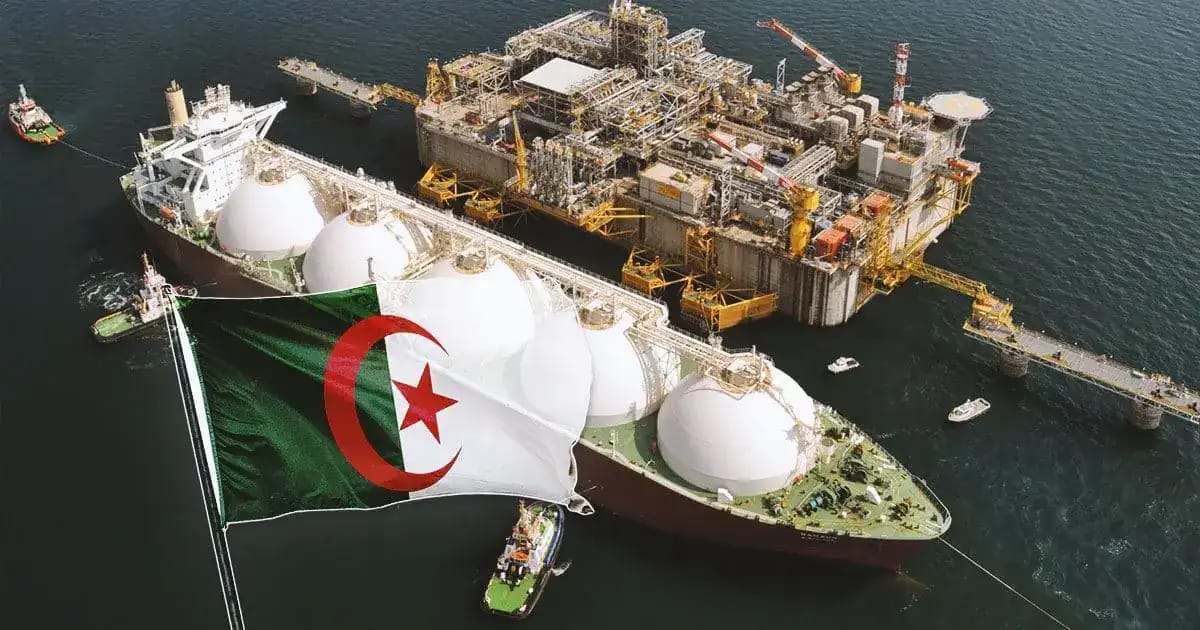 Navire de gaz naturel liquéfié avec drapeau algérien flottant.