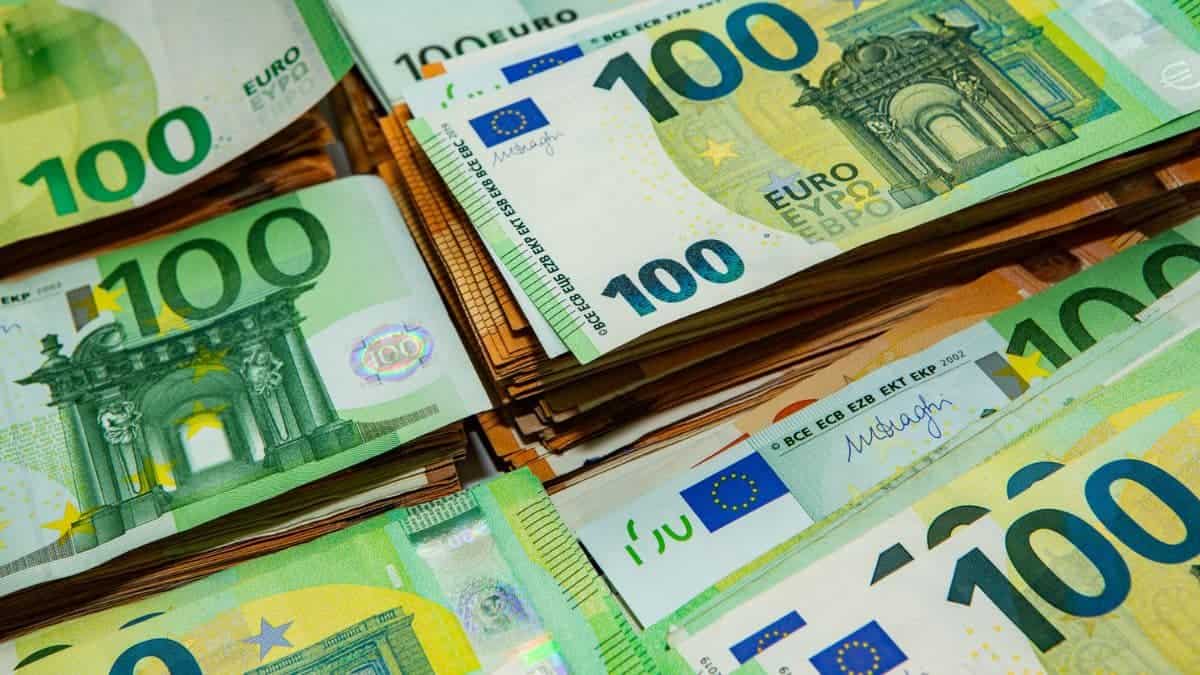 Billets de 100 euros empilés, vue rapprochée.