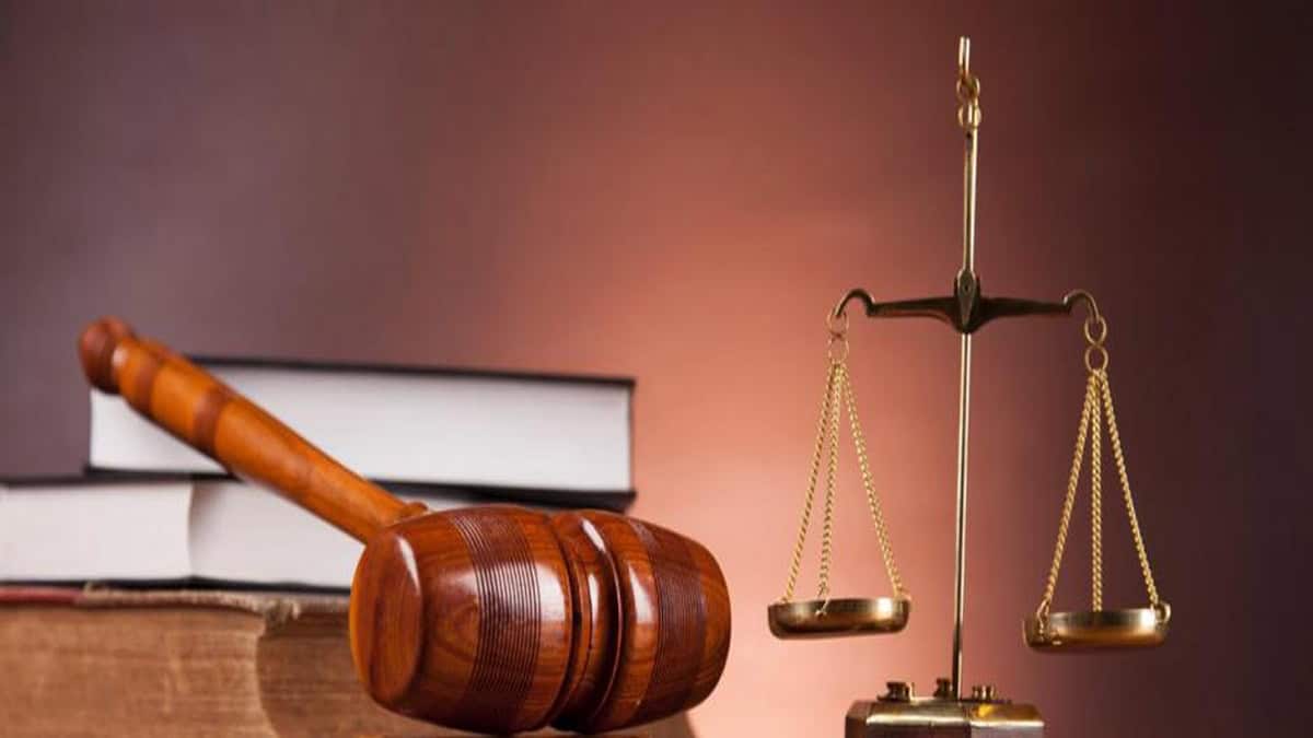Balance de justice avec livres, symbole de loi et de justice.