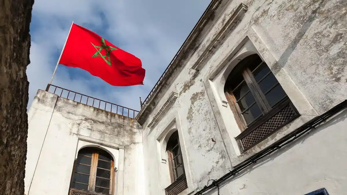 Femme en travail dans la rue au Maroc, refus à l'hôpital.