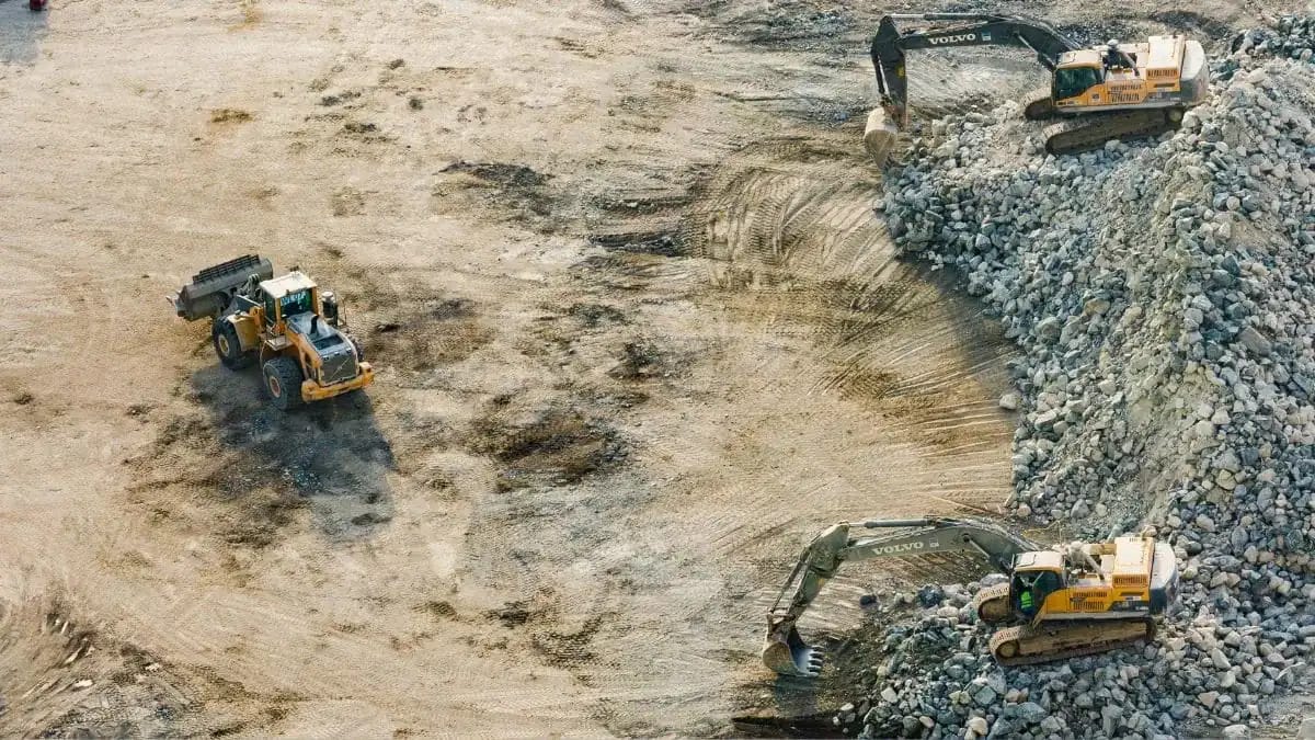 Engins de chantier minier en action dans un site en Algérie.