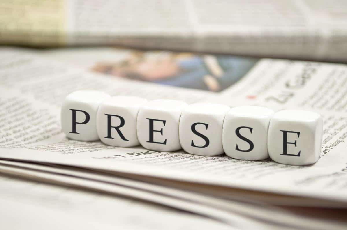 Blocs de lettres formant le mot 'PRESSE' sur un journal.