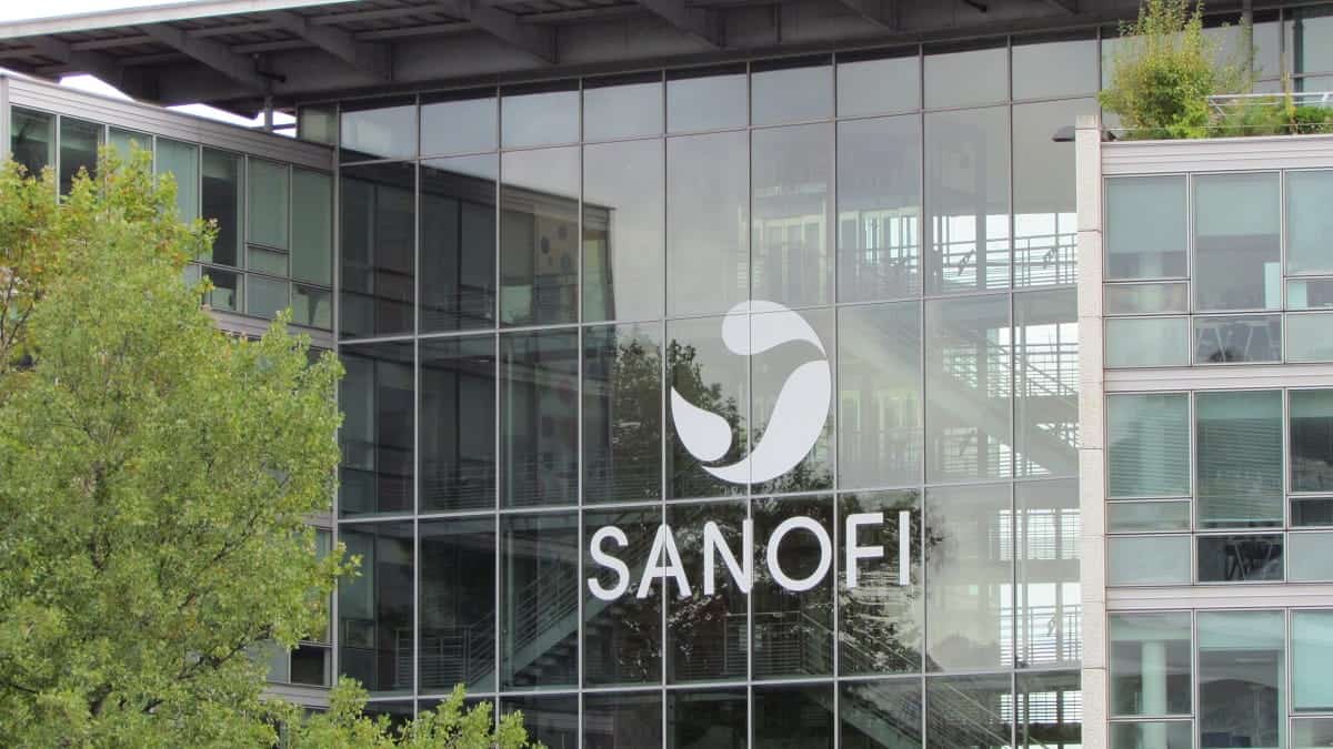 Bâtiment moderne de Sanofi en Algérie avec logo visible.
