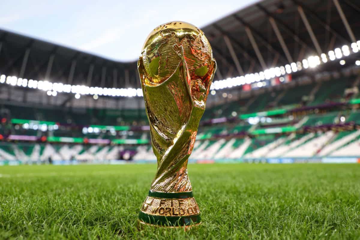 Trophée de la Coupe du Monde 2026 sur le terrain de football.