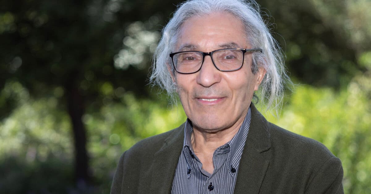 Boualem Sansal, écrivain algérien, en extérieur avec lunettes.