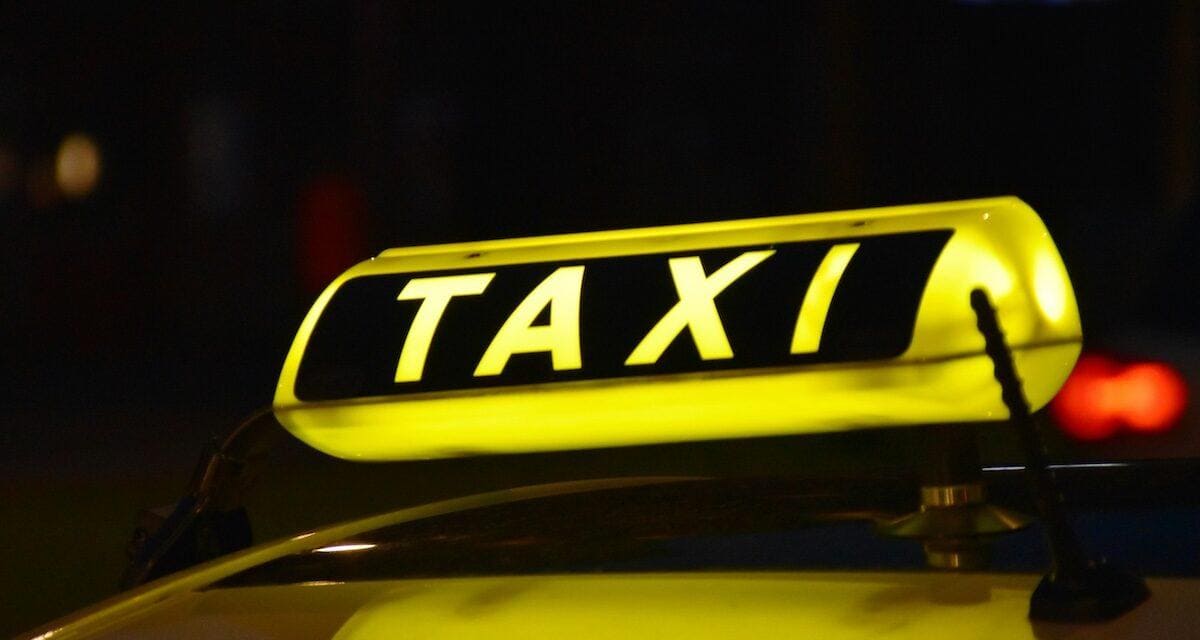 Panneau lumineux de taxi en Allemagne, visibilité nocturne.