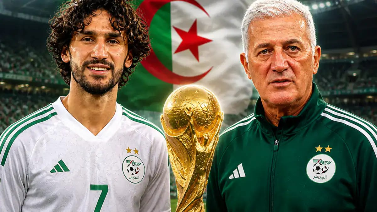 Yacine Adli avec le maillot de l'équipe d'Algérie et le trophée de la Coupe du Monde.