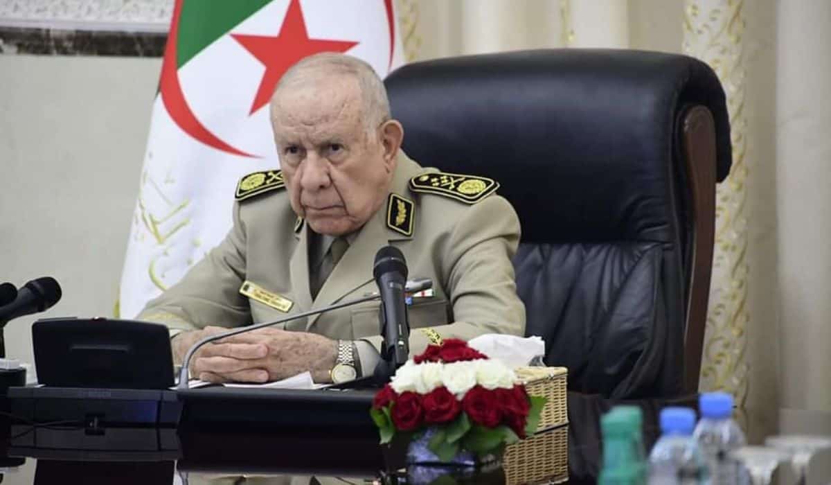 Officier militaire algérien lors d'une réunion officielle.