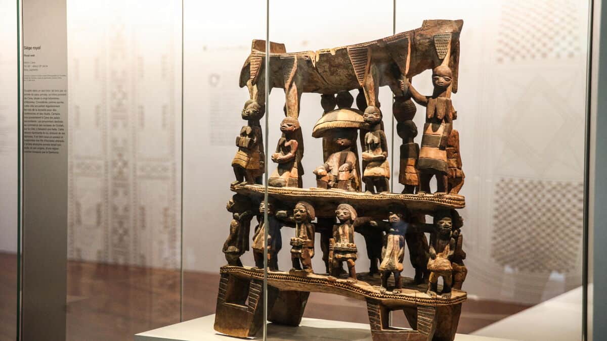 Objet en bois sculpté exposé dans un musée français en Algérie.