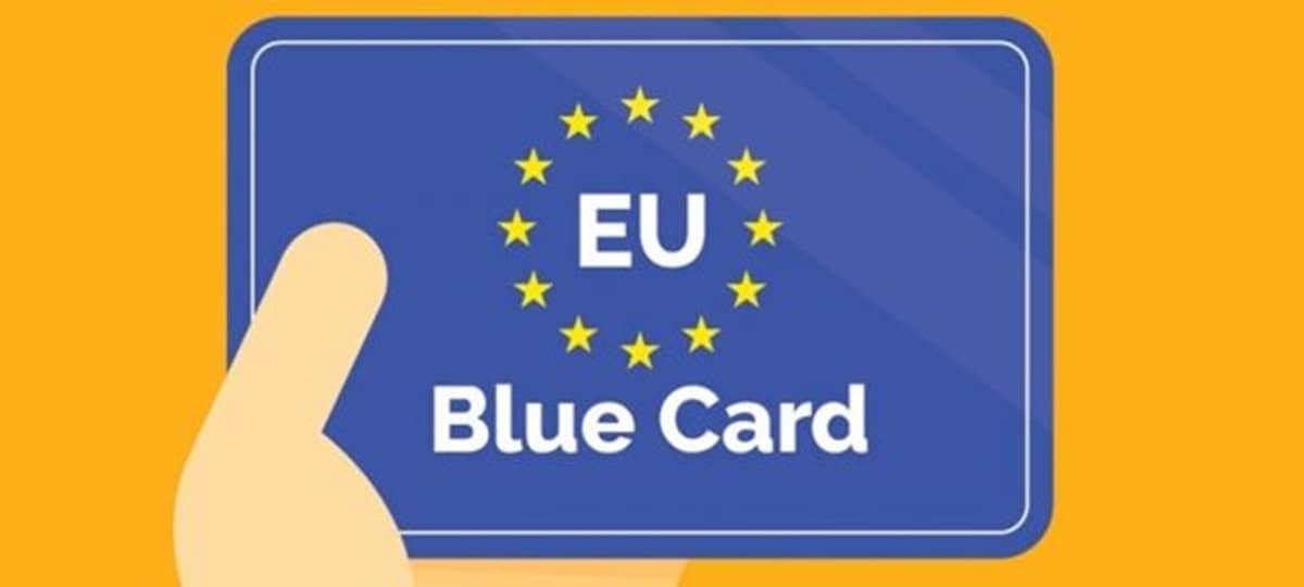 Carte bleue de l'Union européenne avec étoiles et texte EU.