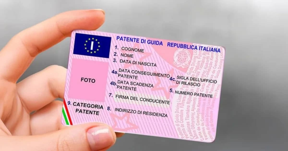 Permis de conduire italien rose avec détails personnels.