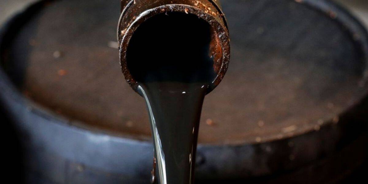Huile de pétrole noire en train d'être extraite d'un réservoir.