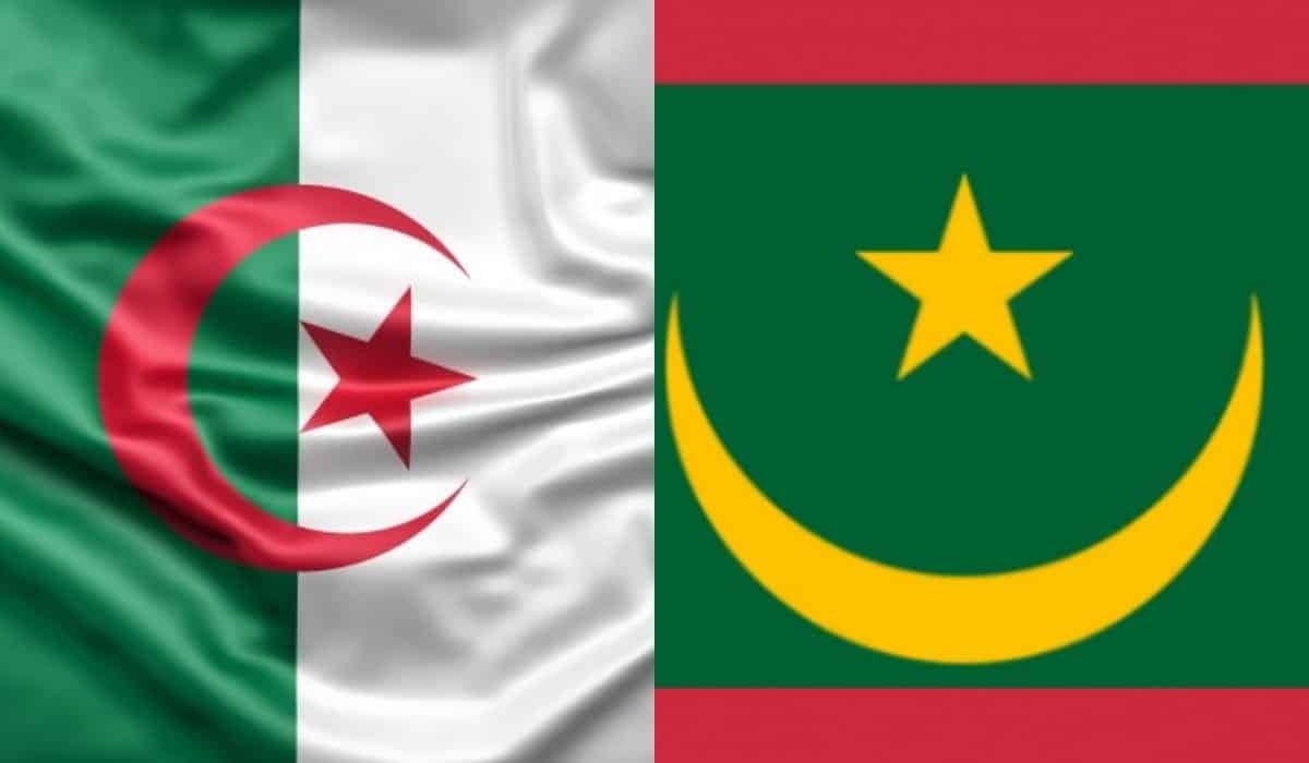 Drapeaux de l'Algérie et de la Mauritanie côte à côte.
