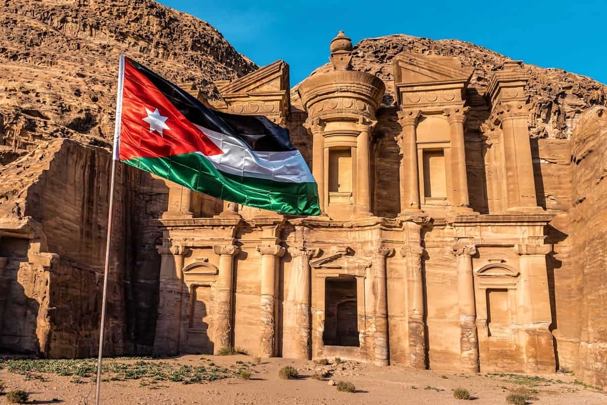 Drapeau jordanien devant le site historique de Petra en Jordanie.