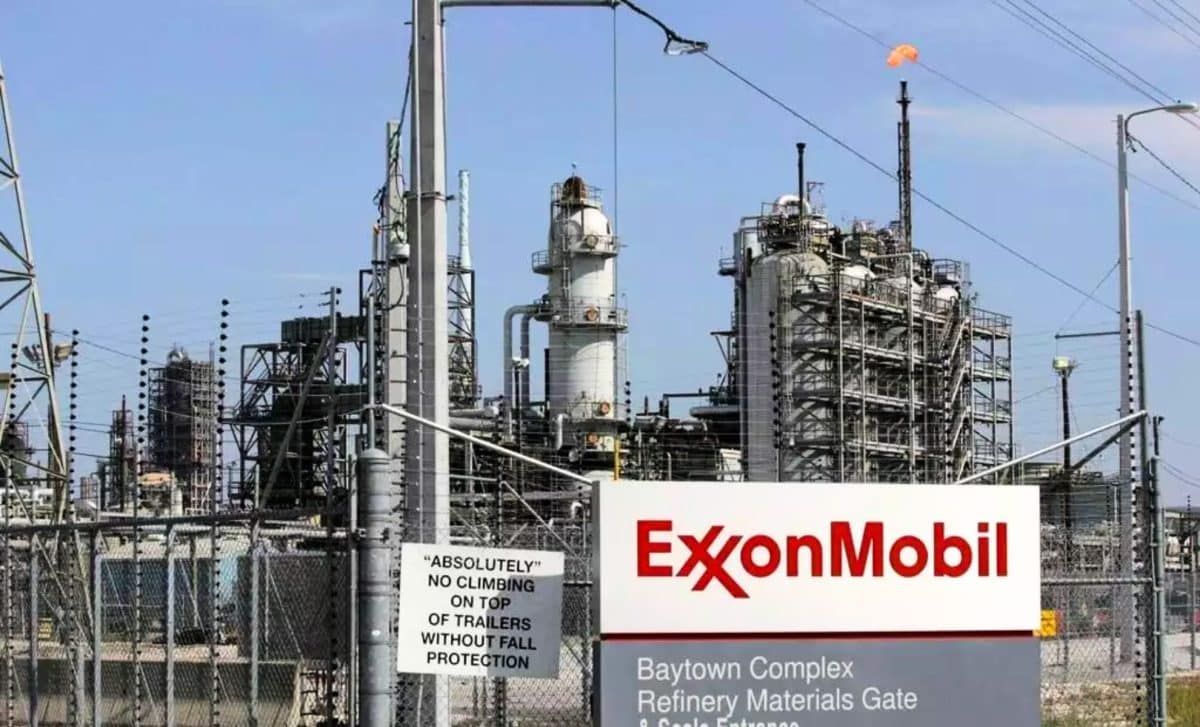 Site industriel ExxonMobil avec infrastructure de raffinage en Algérie.