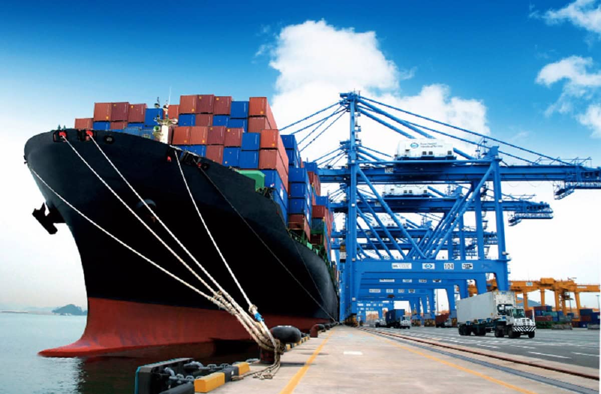 Cargo ship at port with containers and cranes en Algérie.