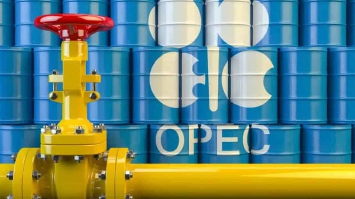 Barils de pétrole bleus avec logo OPEP en arrière-plan.