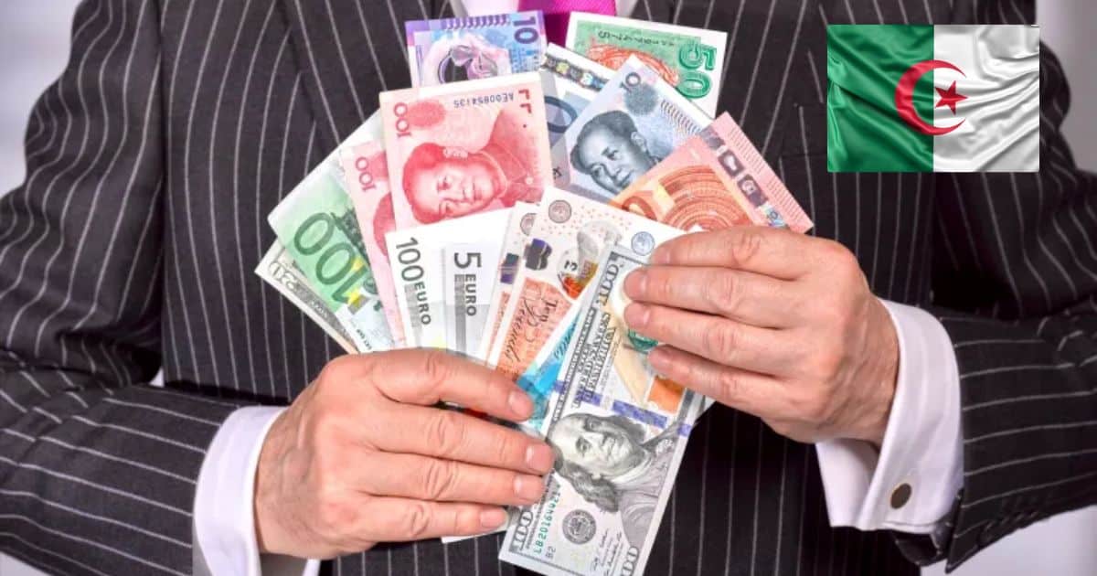 Homme en costume tenant des billets de banque algériens.