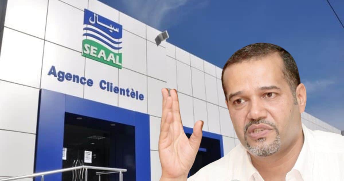 Homme devant l'agence SEAAAL à Alger, discutant de l'eau potable.