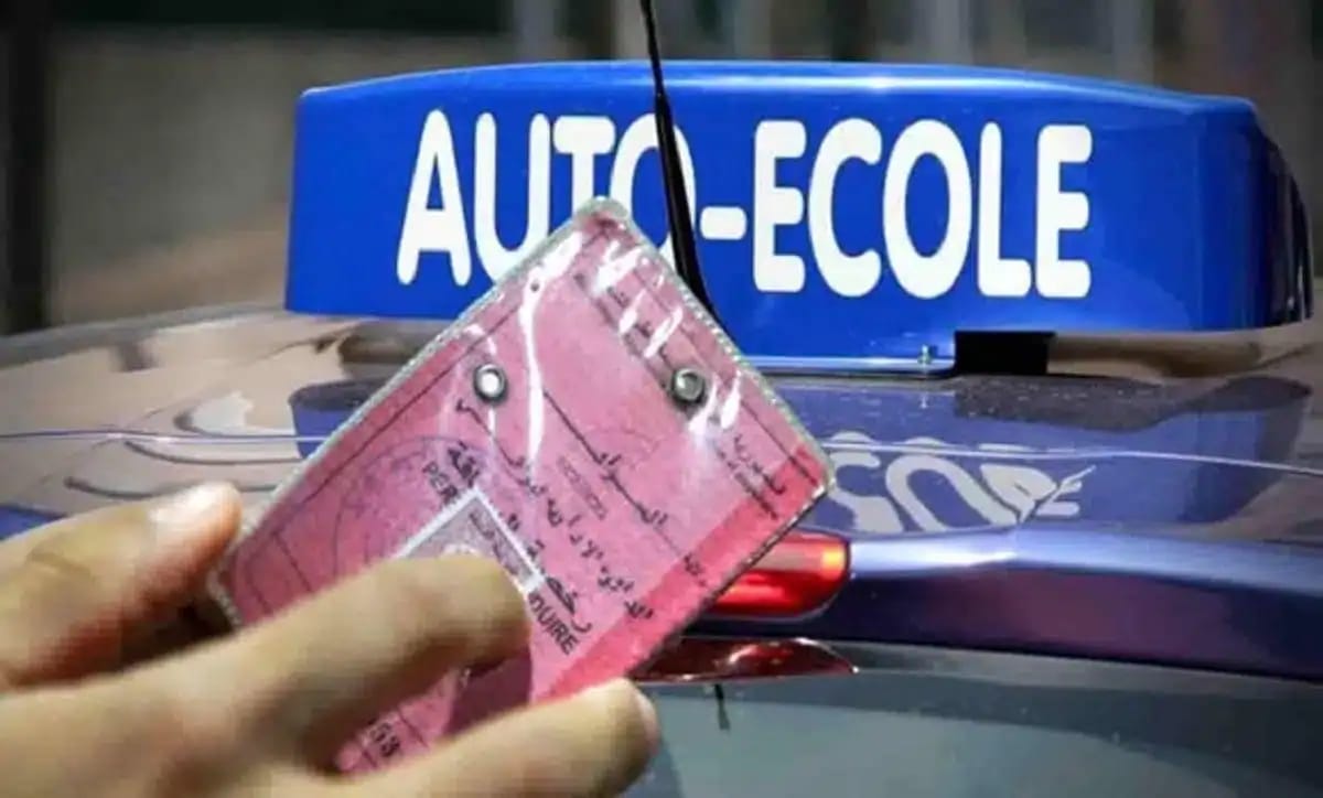 Contrôle de permis de conduire avec une carte rose et véhicule de la gendarmerie.