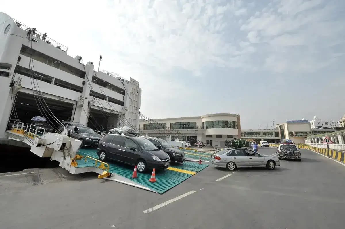 Ferry transportant des voitures au port d'Alger.