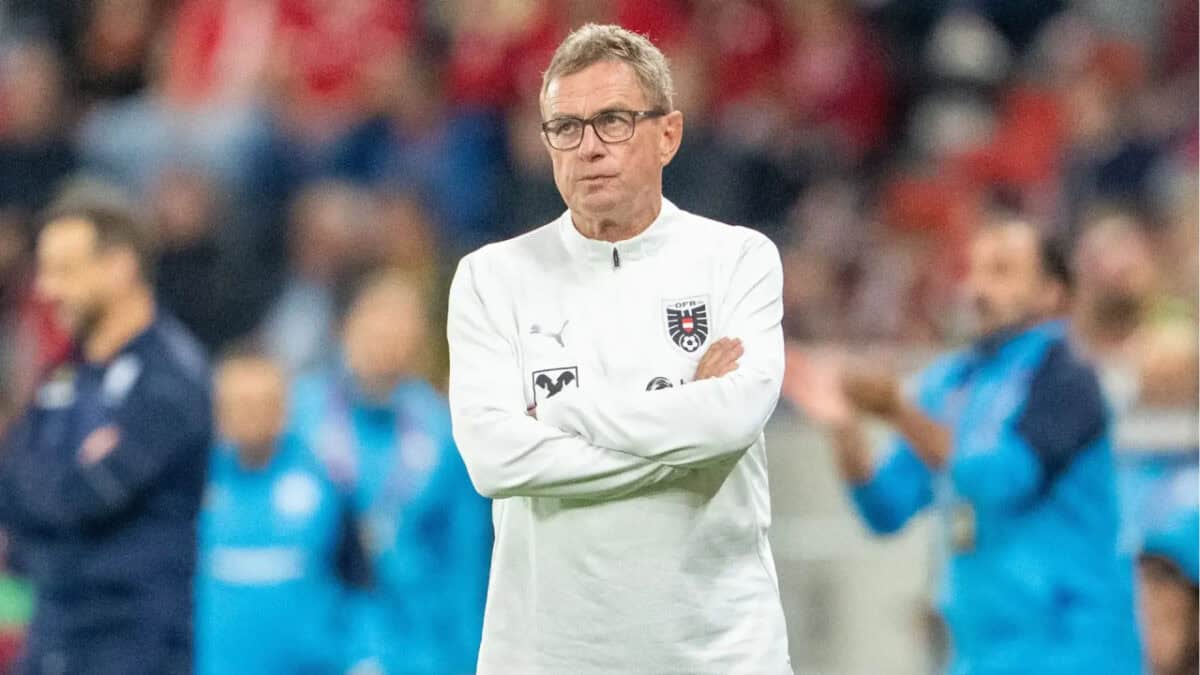 Rangnick, entraîneur des Verts, observe le match avec concentration.