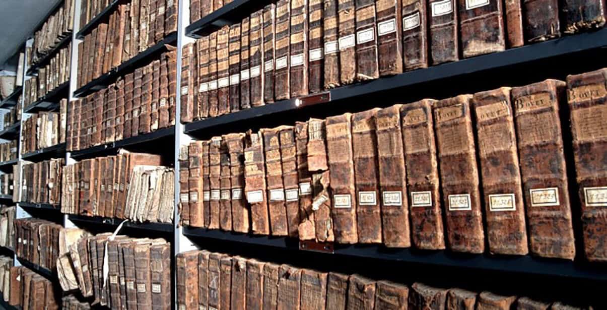 Archives anciennes de documents de la guerre d'Algérie.