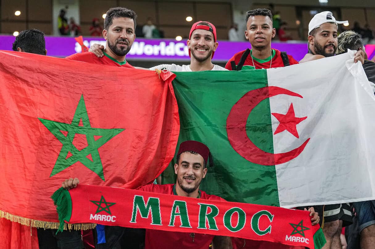 Supporters avec drapeaux du Maroc et d'Algérie lors d'un événement sportif.