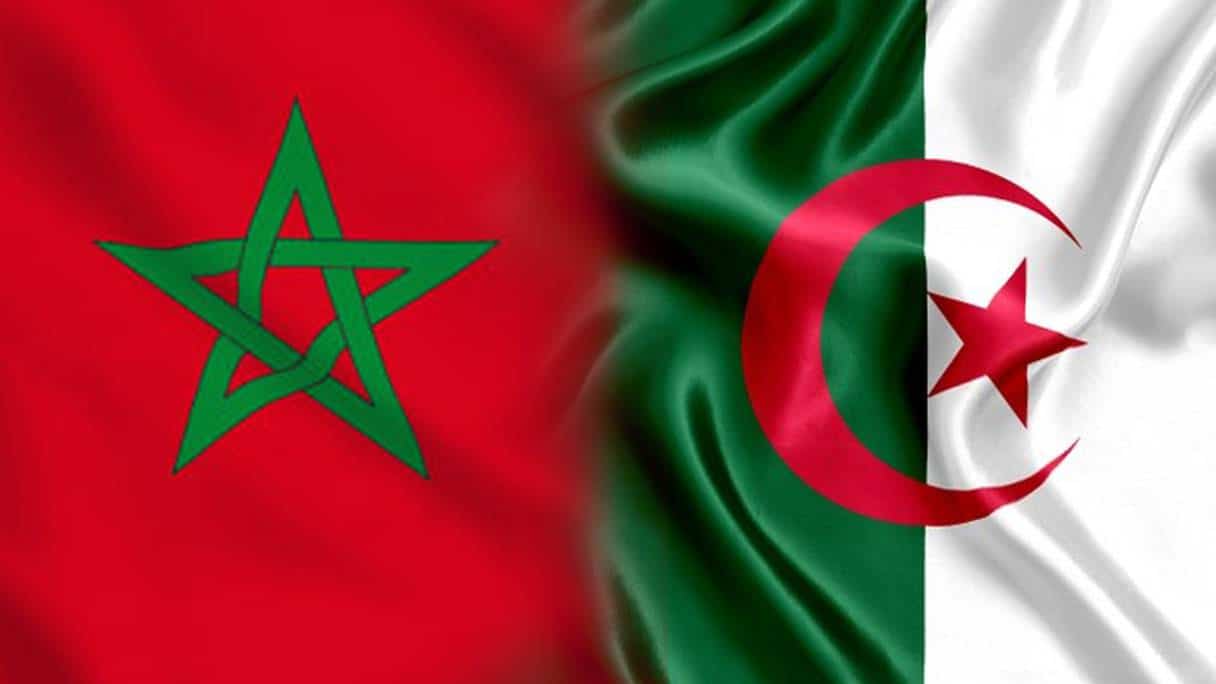 Drapeaux du Maroc et de l'Algérie côte à côte.