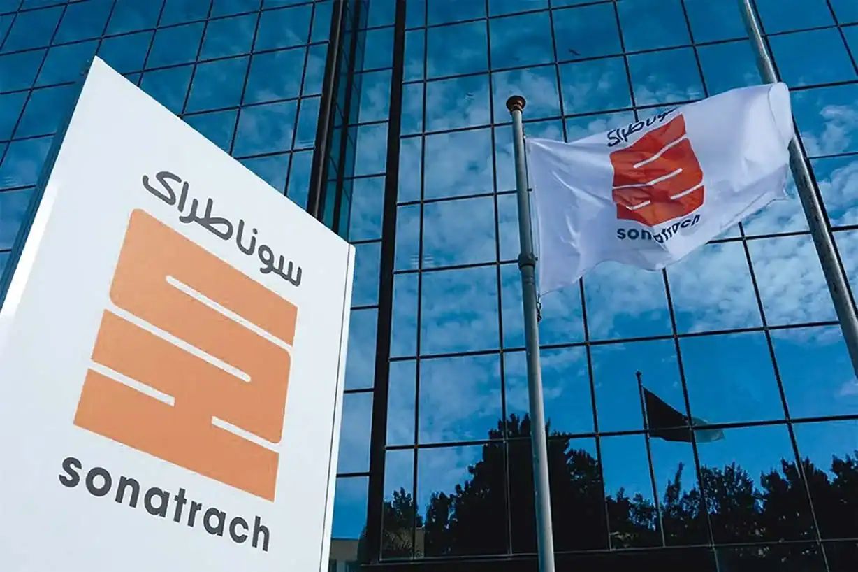 Logo de Sonatrach devant un bâtiment moderne en verre.
