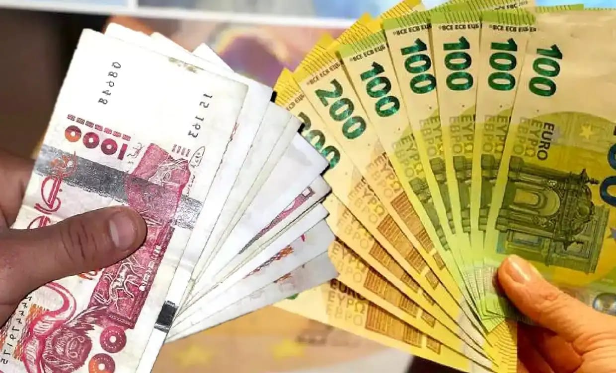 Echange de devises avec billets en euros et dinars.